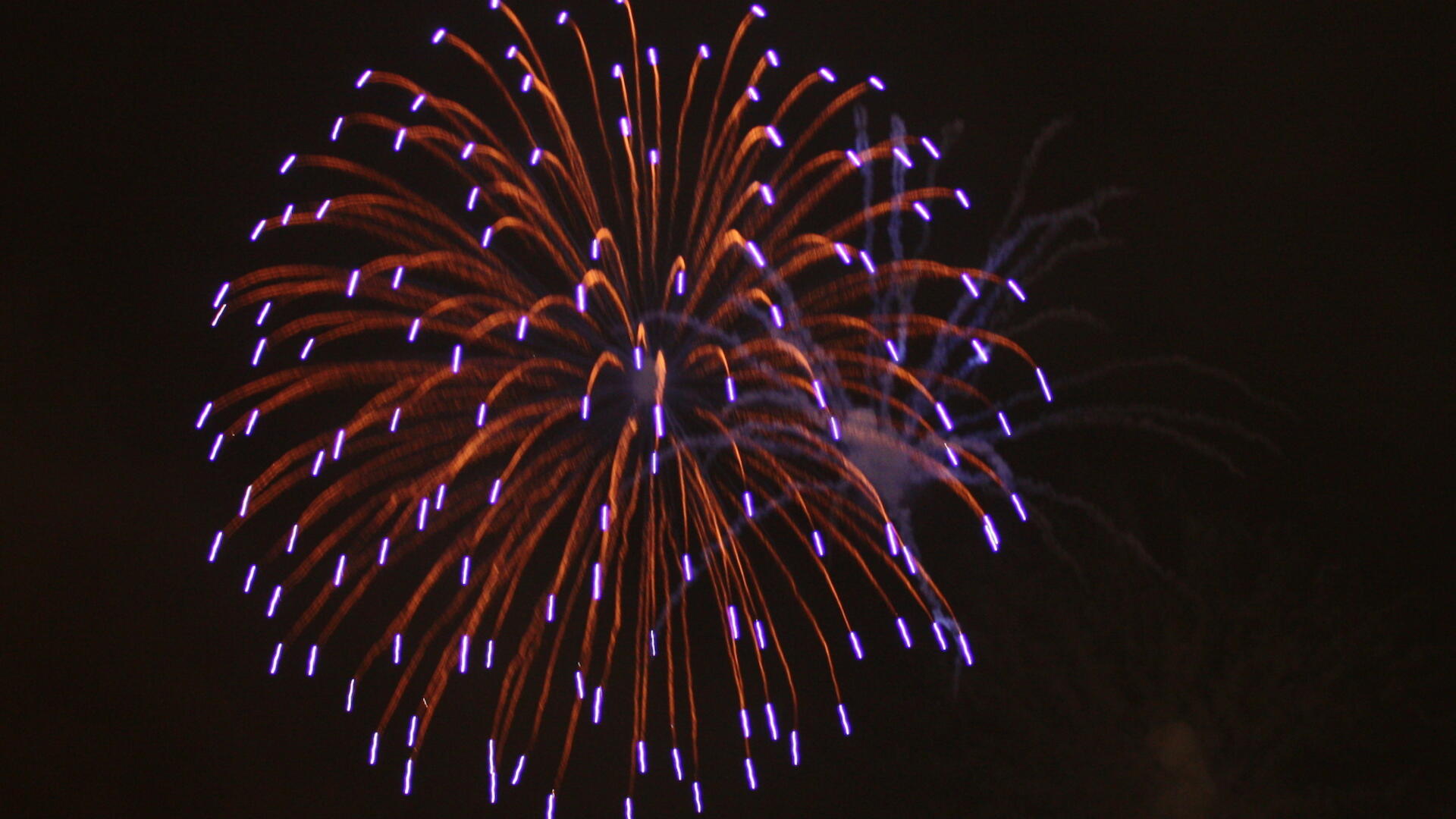 New_Years_Eve_fireworks_Oulu_20111231l.JPG