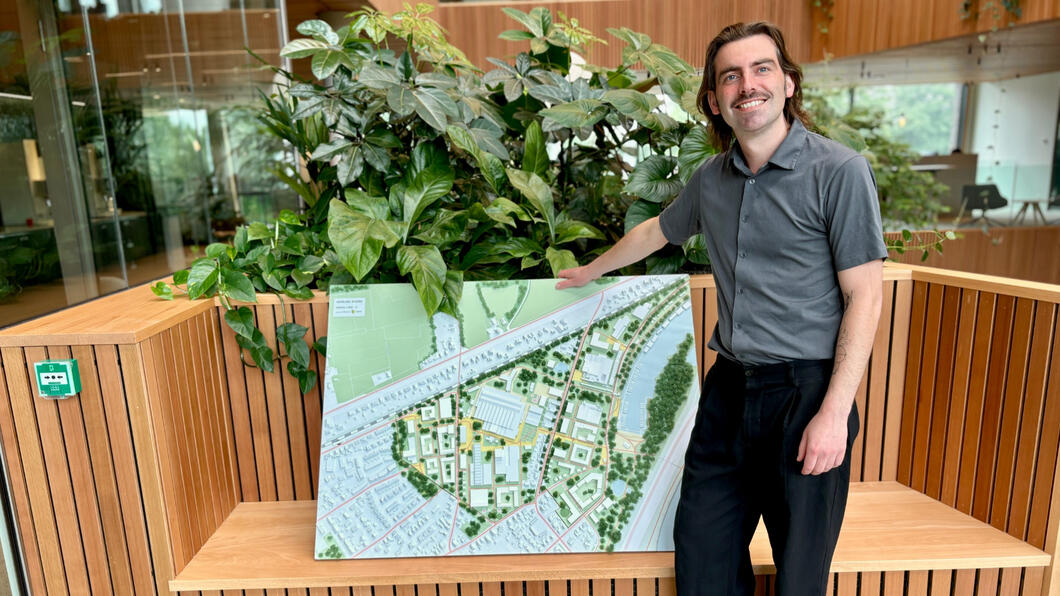 De maquette van Haveland samen met wethouder Paul Hofman