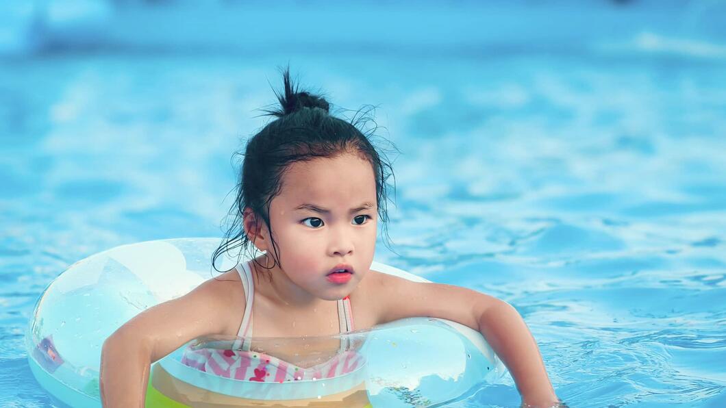 Kind in zwembad