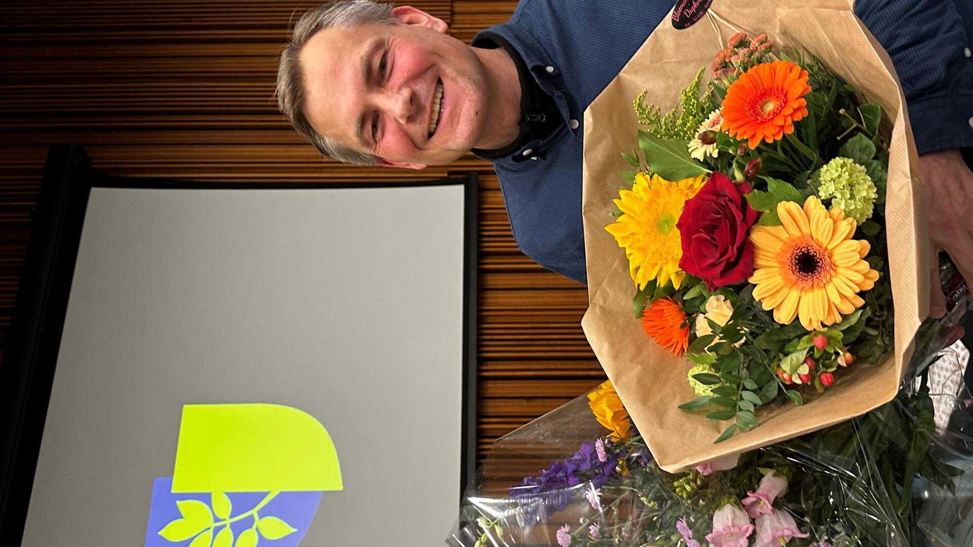 Bart Kamps met bloemen