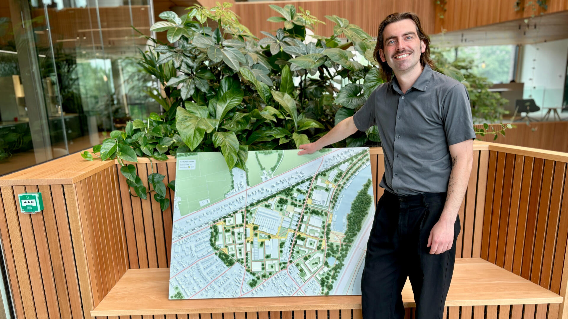 De maquette van Haveland samen met wethouder Paul Hofman