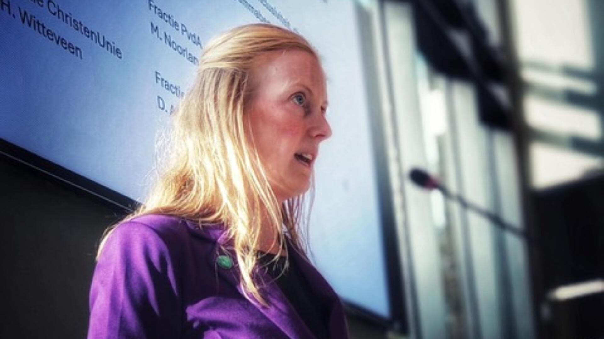 Marloes van de Kolk aan het woord bij de gemeenteraadsvergadering