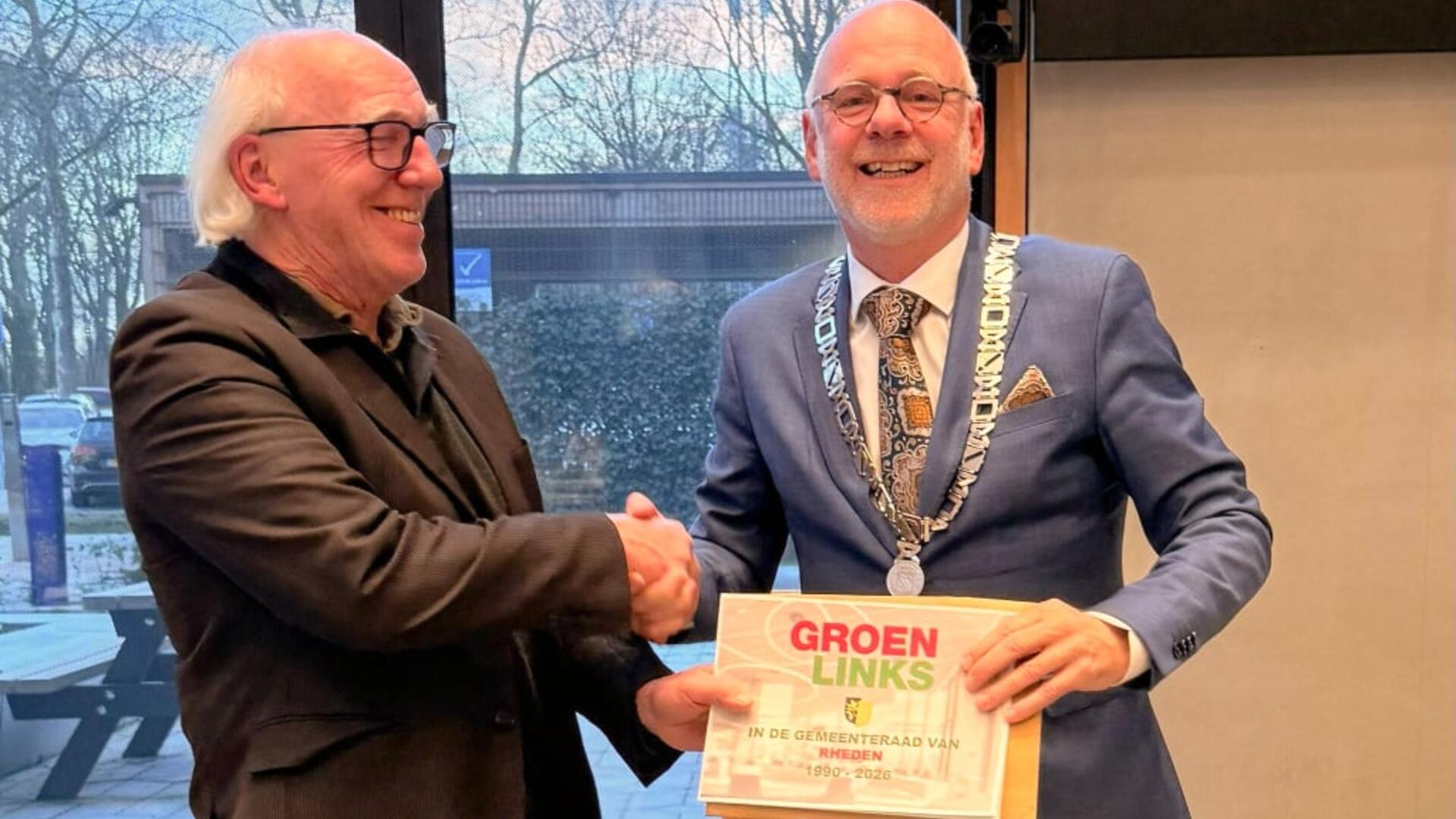 Burgemeester ontvangt afscheidsboekje GroenLinks Rheden